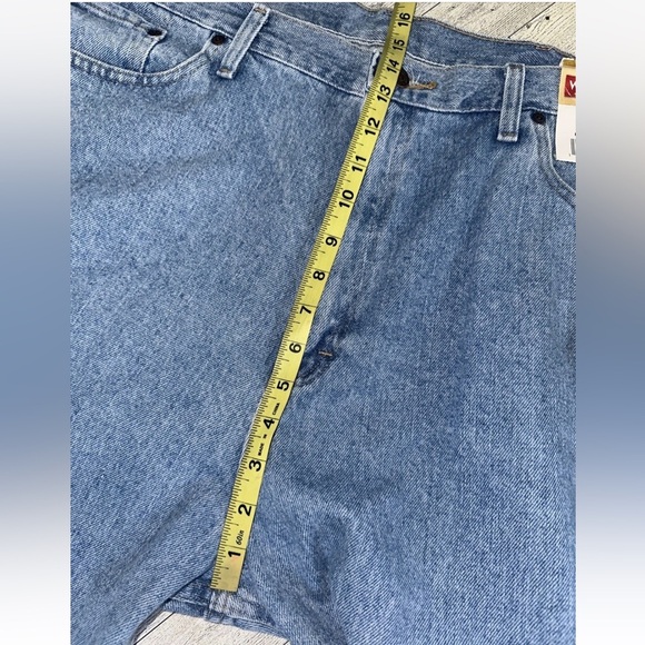 NWT Wrangler Men’s Relaxed Fit Blue Denim Shorts 100% Cotton Size 42 Regular - Picture 5 of 6